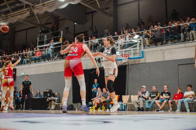 Franka Emília Tóth ( 24; Hungary) behauptet sich im Zweikampf gegen eine Spielerin der deutschen Nationalmannschaft in der Sparkassen-Arena Göttingen. Im Hintergrund ist links Veronika Kányási ( 7; Hungary) beim Anspiel zu sehen, während die Zuschauertribünen gut gefüllt sind. Franka Emília Tóth ( 24; Hungary) im Zweikampf gegen Deutschland *** Franka Emília Tóth, 24, of Hungary, holds her own in a one-on-one battle against a player from the German national team at the Sparkassen Arena in Göttingen. In the background on the left, Veronika Kányási, 7, of Hungary, can be seen taking the faceoff, while the spectator stands are well filled. Franka Emília Tóth (24, Hungary) in a one-on-one battle against Germany Copyright: xJoelxKruehlerx