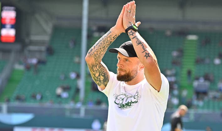 23.08.2026 - Fussball - Saison 2026 2027 - DFB Pokal Vereinspokal - 01. Runde: SpVgg Greuther Fürth ( Kleeblatt ) - VfL Bochum - Sportfoto Zink MeZi - xmexzix - regulations prohibit any use of photographs as image sequences and or quasi-video - Daniel Adlung bei Verabschiedung Ehrung vor Spielbeginn *** August 23, 2026 Soccer Season 2026–2027 DFB Cup Club Cup First Round SpVgg Greuther Fürth Kleeblatt vs. VfL Bochum Sports photo by Zink MeZi xmexzix; regulations prohibit any use of photographs as image sequences and or quasi-video. Daniel Adlung during the pre-game farewell ceremony