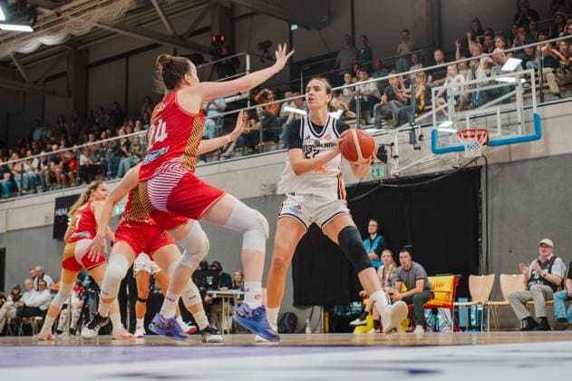 Emily Bessoir ( 22; Deutschland A-Natio DamenBB 2026) sucht mit dem Ball in den Händen eine Anspielstation, während eine Spielerin Ungarns ( 24) mit ausgestrecktem Arm verteidigt. Die Sparkassen-Arena in Göttingen ist mit zahlreichen Zuschauern gefüllt. Emily Bessoir ( 22; Deutschland) im Angriff gegen Ungarn *** Emily Bessoir, 22, Germany A National Women s BB 2026, looks for a passing option with the ball in her hands, while a Hungarian player, No. 24, defends with her arm outstretched. The Sparkassen Arena in Göttingen is packed with spectators. Emily Bessoir, 22, Germany, on the attack against Hungary Copyright: xJoelxKruehlerx