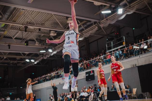 Emma Eichmeyer ( 9; Deutschland A-Natio DamenBB 2026) springt zum Layup und streckt den Ball mit einer Hand in Richtung Korb. Zwei ungarische Spielerinnen, darunter Franka Emília Tóth ( 24; Hungary), beobachten die Aktion in der Sparkassen-Arena Göttingen. Emma Eichmeyer ( 9; Deutschland) beim Layup gegen Ungarn *** Emma Eichmeyer 9, Germany A Natio Women s BB 2026, jumps for a layup and extends the ball toward the basket with one hand. Two Hungarian players, including Franka Emília Tóth 24, Hungary, watch the play at the Sparkassen Arena in Göttingen. Emma Eichmeyer 9, Germany, attempts a layup against Hungary. Copyright: xJoelxKruehlerx