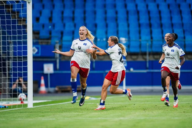Google Pixel Frauen-Bundesliga: Hamburger SV vs. SC Freiburg, 23.08.2026 TOR, JUBEL zum 1:1 durch Nikola Karczewska (Hamburger SV, 20); Fußball, Google Pixel Frauen-Bundesliga, 1. Spieltag: Hamburger SV vs. SC Freiburg am 23.08.2026 im Volksparkstadion, Hamburg DFB REGULATIONS PROHIBIT ANY USE OF PHOTOGRAPHS AS IMAGE SEQUENCES AND OR QUASI-VIDEO. *** Google Pixel Women s Bundesliga: Hamburger SV vs. SC Freiburg, August 23, 2026—GOAL, CELEBRATION for the 1-1 equalizer by Nikola Karczewska (Hamburger SV), 20 soccer, Google Pixel Women s Bundesliga, Matchday 1: Hamburger SV vs. SC Freiburg on August 23, 2026, at the Volksparkstadion, Hamburg. DFB regulations prohibit any use of photographs as image sequences and or quasi-video. Copyright: xBEAUTIFULxSPORTS Tonhäuserx