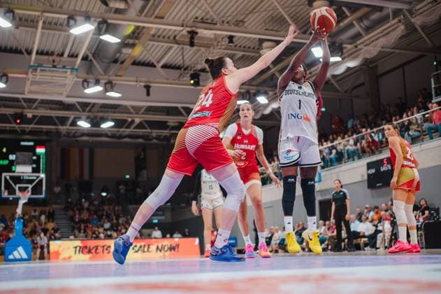 Alexis Peterson ( 1; Deutschland A-Natio DamenBB 2026) zieht zum Korbleger hoch und wird von Franka Emília Tóth ( 24; Hungary) geblockt. Im Hintergrund sind Luisa Geiselsöder ( 15; Deutschland) sowie weitere Spielerinnen beider Teams in der vollbesetzten Sparkassen-Arena in Göttingen zu sehen. Alexis Peterson ( 1; Deutschland) beim Wurf gegen Franka Emília Tóth ( 24; Hungary) *** Alexis Peterson 1 Germany A Natio Women s BB 2026 drives to the basket for a layup and is blocked by Franka Emília Tóth 24 Hungary. In the background are Luisa Geiselsöder 15 Germany and other players from both teams in the packed Sparkassen Arena in Göttingen. Alexis Peterson 1 Germany shooting against Franka Emília Tóth 24 Hungary Copyright: xJoelxKruehlerx