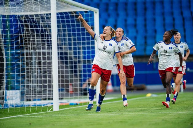 Google Pixel Frauen-Bundesliga: Hamburger SV vs. SC Freiburg, 23.08.2026 TOR, JUBEL zum 1:1 durch Nikola Karczewska (Hamburger SV, 20), hier mit Jonna Wrede (Hamburger SV, 26); Fußball, Google Pixel Frauen-Bundesliga, 1. Spieltag: Hamburger SV vs. SC Freiburg am 23.08.2026 im Volksparkstadion, Hamburg DFB REGULATIONS PROHIBIT ANY USE OF PHOTOGRAPHS AS IMAGE SEQUENCES AND OR QUASI-VIDEO. *** Google Pixel Women s Bundesliga: Hamburger SV vs. SC Freiburg, August 23, 2026—GOAL, CELEBRATION after the 1-1 equalizer by Nikola Karczewska (Hamburger SV, 20), pictured here with Jonna Wrede (Hamburger SV, 26). Soccer, Google Pixel Women s Bundesliga, Matchday 1: Hamburger SV vs. SC Freiburg on August 23, 2026, at the Volksparkstadion, Hamburg. DFB regulations prohibit any use of photographs as image sequences and or quasi-video. Copyright: xBEAUTIFULxSPORTS Tonhäuserx