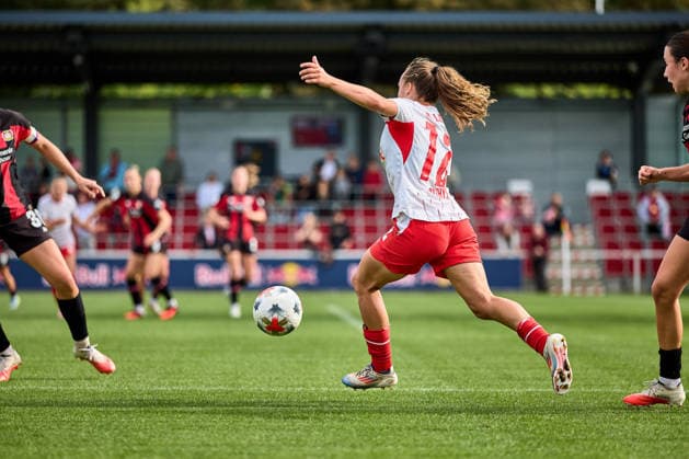 23.08.2026, GER, Frauenfußball, BL, 2026 2027, RB Leipzig - Bayer 04 Leverkusen Jasmien Mathys (12, RB Leipzig), Freisteller, Aktion, mit Ball Leipzig Trainingszentrum der Roten Bulle Sachsen Deutschland *** August 23, 2026, GER, Women s Soccer, Bundesliga, 2026–2027, RB Leipzig vs. Bayer 04 Leverkusen, Jasmien Mathys 12, RB Leipzig, Free Kick, Action, With Ball, RB Leipzig Training Center, Saxony, Germany