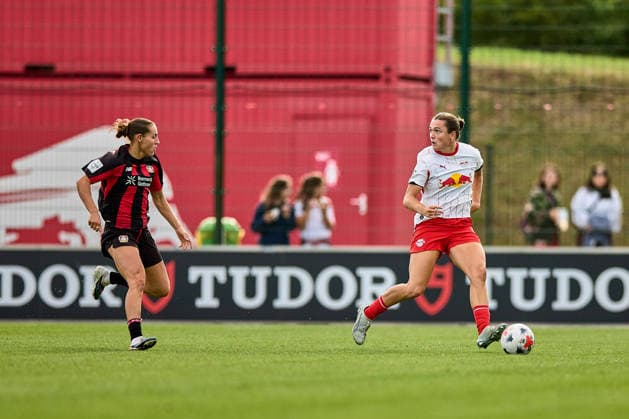 23.08.2026, GER, Frauenfußball, BL, 2026 2027, RB Leipzig - Bayer 04 Leverkusen Alieke Tuin (22, RB Leipzig, re.), Aktion, mit Ball Leipzig Trainingszentrum der Roten Bulle Sachsen Deutschland *** August 23, 2026, GER, Women s Soccer, Bundesliga, 2026–2027, RB Leipzig vs. Bayer 04 Leverkusen, Alieke Tuin, 22, RB Leipzig, right, in action with the ball, RB Leipzig Training Center, Saxony, Germany