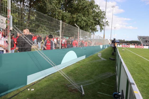 23.08.2026, xtgx, Fussball DFB-Pokal 1. Runde, VfB Krieschow - 1. FSV Mainz 05, v.l. Fans aus Mainz haben die Zäune des Gästeblocks beschädigt (DFL DFB REGULATIONS PROHIBIT ANY USE OF PHOTOGRAPHS as IMAGE SEQUENCES and or QUASI-VIDEO) Krieschow *** August 23, 2026, xtgx, Soccer DFB Cup First Round, VfB Krieschow 1 FSV Mainz 05, from left: Fans from Mainz damaged the fences of the visitors section. DFL and DFB regulations prohibit any use of photographs as image sequences and or quasi-video. Krieschow