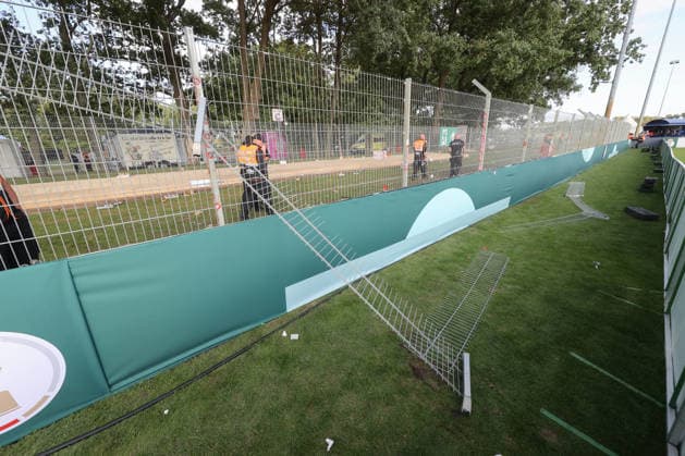 23.08.2026, xtgx, Fussball DFB-Pokal 1. Runde, VfB Krieschow - 1. FSV Mainz 05, v.l. Fans aus Mainz haben die Zäune des Gästeblocks beschädigt (DFL DFB REGULATIONS PROHIBIT ANY USE OF PHOTOGRAPHS as IMAGE SEQUENCES and or QUASI-VIDEO) Krieschow *** August 23, 2026, xtgx, Soccer DFB Cup First Round, VfB Krieschow 1 FSV Mainz 05, from left: Fans from Mainz damaged the fences of the visitors section. DFL and DFB regulations prohibit any use of photographs as image sequences and or quasi-video. Krieschow