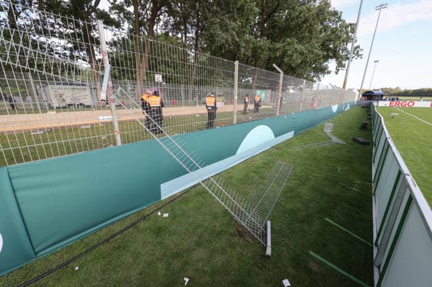 23.08.2026, xtgx, Fussball DFB-Pokal 1. Runde, VfB Krieschow - 1. FSV Mainz 05, v.l. Fans aus Mainz haben die Zäune des Gästeblocks beschädigt (DFL DFB REGULATIONS PROHIBIT ANY USE OF PHOTOGRAPHS as IMAGE SEQUENCES and or QUASI-VIDEO) Krieschow *** August 23, 2026, xtgx, Soccer DFB Cup First Round, VfB Krieschow 1 FSV Mainz 05, from left: Fans from Mainz damaged the fences of the visitors section. DFL and DFB regulations prohibit any use of photographs as image sequences and or quasi-video. Krieschow