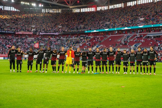 Deutschland: Fussball Saison 2026 2027, DFB-Pokal Runde 1, Fortuna Düsseldorf vs SC Freiburg - MERKUR SPIEL-ARENA (Düsseldorf): Siegesfeier, Reaktion, Jordy Makengo (SC Freiburg,33) Maximilian Eggestein (SC Freiburg,8) Derry Scherhant (SC Freiburg,7) Lukas Kübler (SC Freiburg,17) Düsseldorf MERKUR SPIEL-ARENA-Stadion Deutschland *** Germany Soccer Season 2026–2027, DFB Cup Round 1, Fortuna Düsseldorf vs. SC Freiburg at MERKUR SPIEL ARENA in Düsseldorf—Victory Celebration, Reaction, Jordy Makengo (SC Freiburg, 33), Maximilian Eggestein (SC Freiburg, 8), Derry Scherhant (SC Freiburg, 7), Lukas Kübler (SC Freiburg, 17), Düsseldorf, MERKUR SPIEL ARENA, Stadium, Germany Copyright: xOrhanxHabashx