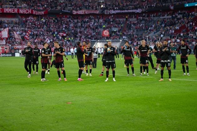 Freiburger Mannschaft feiert den Sieg mit den Fans, Fortuna Duesseldorf vs. SC Freiburg, Fussball, DFB-Pokal, 1. Runde, 23.08.2026 Duesseldorf Nordrhein-Westfalen Deutschland *** The Freiburg team celebrates the victory with the fans, Fortuna Düsseldorf vs. SC Freiburg, soccer, DFB Cup, 1st round, August 23, 2026, Düsseldorf, North Rhine-Westphalia, Germany Copyright: xkolbert-press MarkusxVerwimpx