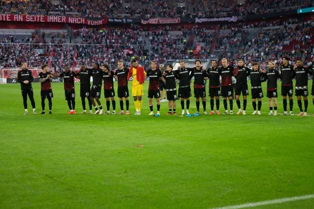 Freiburger Mannschaft feiert den Sieg mit den Fans, Fortuna Duesseldorf vs. SC Freiburg, Fussball, DFB-Pokal, 1. Runde, 23.08.2026 Duesseldorf Nordrhein-Westfalen Deutschland *** The Freiburg team celebrates the victory with the fans, Fortuna Düsseldorf vs. SC Freiburg, soccer, DFB Cup, 1st round, August 23, 2026, Düsseldorf, North Rhine-Westphalia, Germany Copyright: xkolbert-press MarkusxVerwimpx