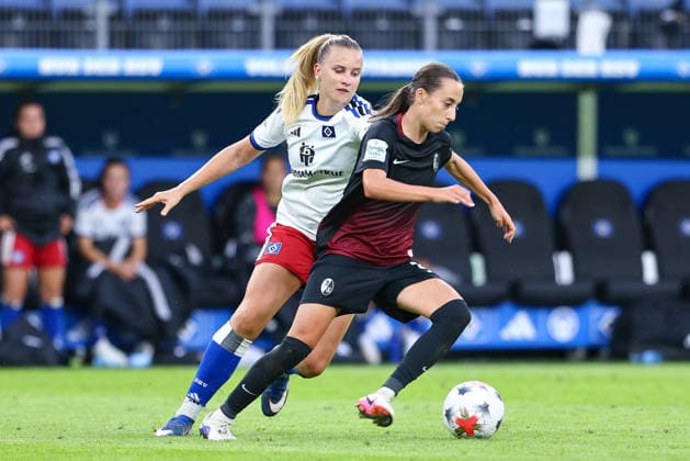 v.li.: Nikola Karczewska (Hamburger SV, 20) und Emma Memminger (SC Freiburg, 32) im Zweikampf, Duell, Dynamik, Aktion, Action, Spielszene, DIE DFB-RICHTLINIEN UNTERSAGEN JEGLICHE NUTZUNG VON FOTOS ALS SEQUENZBILDER UND ODER VIDEOÄHNLICHE FOTOSTRECKEN. DFB REGULATIONS PROHIBIT ANY USE OF PHOTOGRAPHS AS IMAGE SEQUENCES AND OR QUASI-VIDEO., 23.08.2026, Hamburg (Deutschland), Fussball, Google Pixel Frauen-Bundesliga, Hamburger SV - SC Freiburg *** From left: Nikola Karczewska (Hamburger SV), 20, and Emma Memminger (SC Freiburg), 32, in a one-on-one battle, duel, dynamic moment, action, game scene, DFB REGULATIONS PROHIBIT ANY USE OF PHOTOGRAPHS AS SEQUENCE IMAGES AND OR VIDEO-LIKE PHOTO SERIES DFB REGULATIONS PROHIBIT ANY USE OF PHOTOGRAPHS AS SEQUENCE, August 23, 2026, Hamburg, Germany, Soccer, Google Pixel Women’s Bundesliga, Hamburger SV vs. SC Freiburg xobx