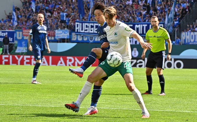 23.08.2026 - Fussball - Saison 2026 2027 - DFB Pokal Vereinspokal - 01. Runde: SpVgg Greuther Fürth ( Kleeblatt ) - VfL Bochum - Sportfoto Zink MeZi - xmexzix - regulations prohibit any use of photographs as image sequences and or quasi-video - Gian Luca Gian-Luca Itter (27, SpVgg Greuther Fürth ) vor Koji Miyoshi (23, VfL Bochum ) vor den Augen von Florian Lechner (Schiedsrichter) *** August 23, 2026 Soccer Season 2026–2027 DFB Cup Club Cup First Round SpVgg Greuther Fürth Kleeblatt vs. VfL Bochum Sports photo by Zink MeZi xmexzix Regulations prohibit any use of photographs as image sequences and or quasi-video Gian Luca Gian Luca Itter, 27, of SpVgg Greuther Fürth, in front of Koji Miyoshi, 23, of VfL Bochum, as observed by referee Florian Lechner