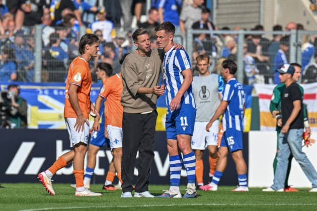 Fußball I Herren I Saison 2026-2027 I DFB-Pokal I FC Carl Zeiss Jena - SV Darmstadt 98 I 23.08.2026 Florian Kohfeldt (Trainer, SV Darmstadt 98) tröstet Luca Wollschläger (11, FC Carl Zeiss Jena) Jena Ernst-Abbe-Sportfeld, ad hoc Arena Thüringen Deutschland *** Soccer I Men s I 2026–2027 Season I DFB Cup I FC Carl Zeiss Jena vs. SV Darmstadt 98 I August 23, 2026: Florian Kohfeldt, coach of SV Darmstadt 98, consoles Luca Wollschläger (No. 11), FC Carl Zeiss Jena, Ernst Abbe Sportfeld, ad hoc Arena, Thuringia, Germany Copyright: xLobeca InesxHähnelx