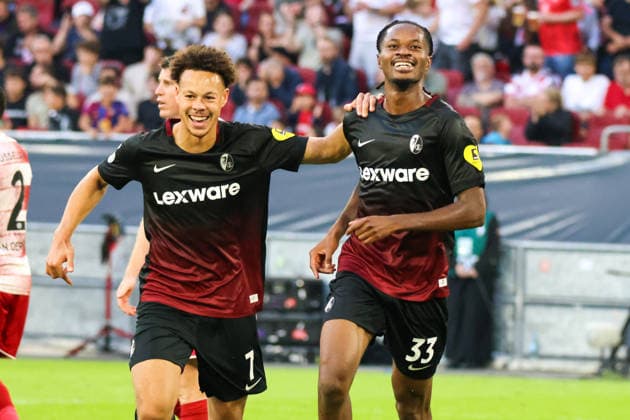 23.08.2026, xfanx, Fussball DFB Pokal 1.Runde, Fortuna Duesseldorf - SC Freiburg v.l.der Zweite Torschütze Jordy Makengo (Freiburg) macht das Tor zum 4:1 für Freiburg und jubelt mit Derry Lionel Scherzhaft (Freiburg) (DFL DFB REGULATIONS PROHIBIT ANY USE OF PHOTOGRAPHS as IMAGE SEQUENCES and or QUASI-VIDEO) Duesseldorf *** August 23, 2026, xfanx, Soccer DFB Cup First Round, Fortuna Düsseldorf vs. SC Freiburg: Second goal scorer Jordy Makengo scores Freiburg’s fourth goal (4–1) and celebrates with Derry Lionel Scherzhaft. Freiburg. DFL and DFB regulations prohibit any use of photographs as image sequences and or QUASI-VIDEO Düsseldorf