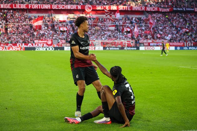 23.08.2026, xfanx, Fussball DFB Pokal 1.Runde, Fortuna Duesseldorf - SC Freiburg v.l. der Zweite Torschütze Jordy Makengo (Freiburg) macht das Tor zum 4:1 für Freiburg und liegt nach seinem Jubel mit Derry Lionel Scherzhaft (Freiburg) glücklich auf dem Spielfeld (DFL DFB REGULATIONS PROHIBIT ANY USE OF PHOTOGRAPHS as IMAGE SEQUENCES and or QUASI-VIDEO) Duesseldorf *** August 23, 2026, xfanx, Soccer, DFB Cup First Round, Fortuna Düsseldorf vs. SC Freiburg: Second goal scorer Jordy Makengo scores the 4–1 goal for Freiburg and, after his celebration with Derry Lionel Scherzhaft, happily poses on the field. DFL and DFB regulations prohibit any use of photographs as IMAGE SEQUENCES and or QUASI-VIDEO Düsseldorf