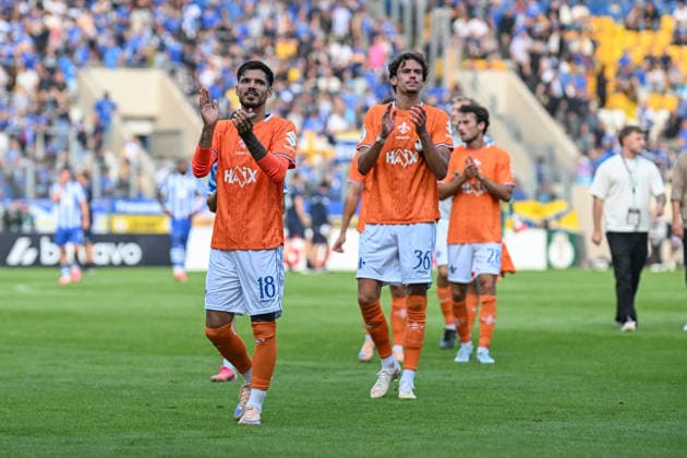 Fußball I Herren I Saison 2026-2027 I DFB-Pokal I FC Carl Zeiss Jena - SV Darmstadt 98 I 23.08.2026 Raoul Petretta (18, SV Darmstadt 98) und Milan Smit (36 SV Darmstadt 98) auf dem Weg zu den Fans Jena Ernst-Abbe-Sportfeld, ad hoc Arena Thüringen Deutschland *** Soccer I Men s Team I 2026–2027 Season I DFB Cup I FC Carl Zeiss Jena vs. SV Darmstadt 98 I August 23, 2026 Raoul Petretta 18, SV Darmstadt 98 and Milan Smit 36 of SV Darmstadt 98 heading toward the fans at Jena’s Ernst Abbe Sportfeld, ad hoc Arena, Thuringia, Germany Copyright: xLobeca InesxHähnelx