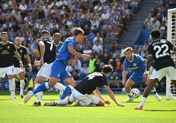 Luka Vuskovic of Brighton gets the header but can t steer it into the back of the net during the Premier League match between Brighton and Hove Albion and Aston Villa at the American Express Stadium, Brighton UK - Sunday 23rd August 2026 Brighton v Aston Villa Premier League Football, Amex Stadium, Sussex, UK - 23 Aug 2026Brighton Amex Stadium Sussex United Kingdom EDITORIAL USE ONLY No use with unauthorised audio, video, data, fixture lists, club league logos or live services. Online in-match use limited to 120 images, no video emulation. No use in betting, games or single club league player publications. . No mer  Copyright: xLizxFinlayson TPI Shutterstockx 17113558av