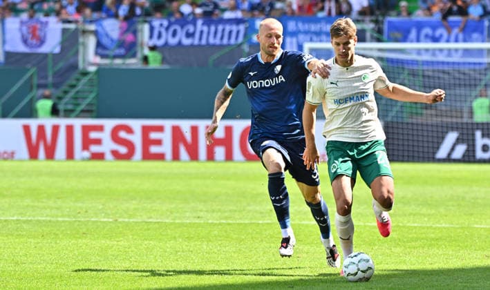 23.08.2026 - Fussball - Saison 2026 2027 - DFB Pokal Vereinspokal - 01. Runde: SpVgg Greuther Fürth ( Kleeblatt ) - VfL Bochum - Sportfoto Zink MeZi - xmexzix - regulations prohibit any use of photographs as image sequences and or quasi-video - Philipp Hofmann (33, VfL Bochum ) Krisztian Keresztes (29, SpVgg Greuther Fürth, rechts ) *** August 23, 2026 Soccer Season 2026–2027 DFB Cup Club Cup First Round SpVgg Greuther Fürth Kleeblatt vs. VfL Bochum Sports photo by Zink MeZi xmexzix; regulations prohibit any use of photographs as image sequences and or quasi-video. Philipp Hofmann 33, VfL Bochum; Krisztian Keresztes 29, SpVgg Greuther Fürth, right