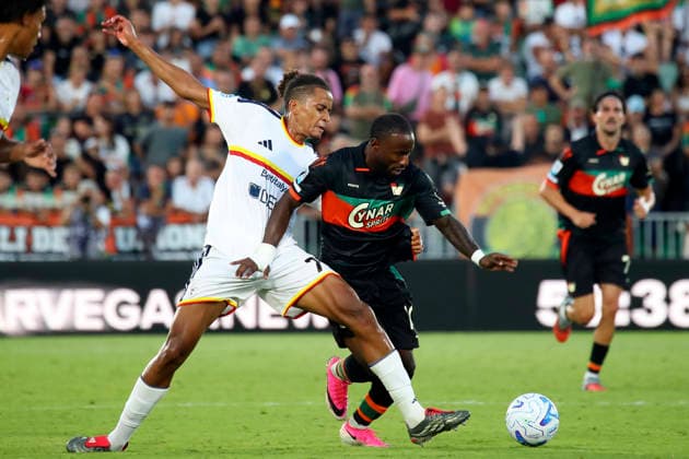 Venezia s John Yeboah (10 Venezia FC) Lecce™s Oumar Ngom 79 during the Serie A soccer match between Venezia FC and US Lecce in the Pier Luigi Penzo Stadium di Venice,north east Italy - August 23, 2026. - Soccer  Copyright: xPaolaxGarbuio LaPressex