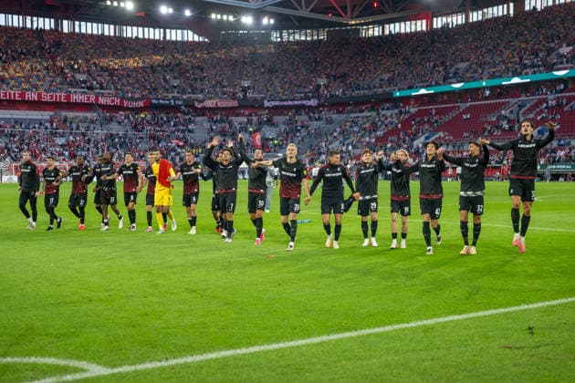 Die Freiburger Spieler bejubeln den Sieg vor ihren Fans. Fortuna Duesseldorf vs. SC Freiburg, Fussball, DFB-Pokal, 1. Runde, Saison 2026 2027, 23.08.2026 DFL DFB Regulations prohibit any use of Photographs as image sequences and or Quasivideo Fortuna Duesseldorf vs. SC. Freiburg, DFB-Pokal, 1. Runde, Saison 2026 2027, 23.08.2026 Duesseldorf *** The Freiburg players celebrate their victory in front of their fans. Fortuna Düsseldorf vs. SC Freiburg, soccer, DFB Cup, 1st Round, 2026–2027 season, August 23, 2026 DFL and DFB regulations prohibit any use of photographs as image sequences and or quasi-video Fortuna Düsseldorf vs. SC Freiburg, DFB Cup, Round 1, 2026–2027 season, August 23, 2026, Düsseldorf Copyright: xEibner-Pressefoto ThomasxHaeslerx EP_THR