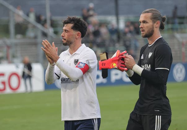 Dank an die Fans, Fabio Maiolo und Torhueter Tim Kips (Phoenix Luebeck) Fussball, Saison 2026 2027, Maenner, Herren, DFB Pokal, 1. Hauptrunde, Stadion Lohmuehle, Phoenix Luebeck gegen SC Paderborn, 2-4 DFL REGULATIONS PROHIBIT ANY USE OF PHOTOGRAPHS AS IMAGE SEQUENCES AND OR QUASI-VIDEO. *** Thanks to the fans, Fabio Maiolo, and goalkeeper Tim Kips, Phoenix Lübeck Soccer, 2026–2027 season, Men, DFB Cup, First Round, Lohmühle Stadium, Phoenix Lübeck vs. SC Paderborn, 2–4. DFL regulations prohibit any use of photographs as image sequences and or quasi-video.