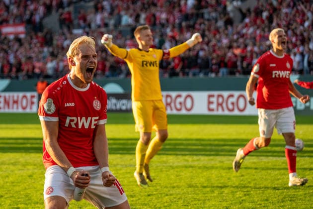 Ben Huening (Rot-Weiss Essen, 15), Jakob Golz (Rot-Weiss Essen, 01) und Marek Janssen (Rot-Weiss Essen, 20) feiern den Sieg ueber Pauli, GER Rot-Weiss Essen vs. FC St. Pauli, Fussball, DFB Pokal, Runde 1, Hauptrunde 2026 2027, 23.08.2026 DFB DFL REGULATIONS PROHIBIT ANY USE OF PHOTOGRAPHS AS IMAGE SEQUENCES AND OR QUASI-VIDEO, GER Rot-Weiss Essen vs. FC St. Pauli, Fussball, DFB Pokal, Runde 1, Hauptrunde 2026 2027, 23.08.2026 Essen *** Ben Huening, Rot Weiss Essen, 15, Jakob Golz of Rot Weiss Essen, 01, and Marek Janssen of Rot Weiss Essen, 20, celebrate the victory over Pauli; GER Rot Weiss Essen vs. FC St. Pauli, soccer, DFB Cup, Round 1, Main Round 2026–2027, August 23, 2026 DFB and DFL regulations prohibit any use of photographs as image sequences and or quasi-video, GER Rot Weiss Essen vs. FC St. Pauli, soccer, DFB Cup, Round 1, Main Round 2026–2027, August 23, 2026, Essen Copyright: xEibner-Pressefoto FabianxFriesex EP_FFE