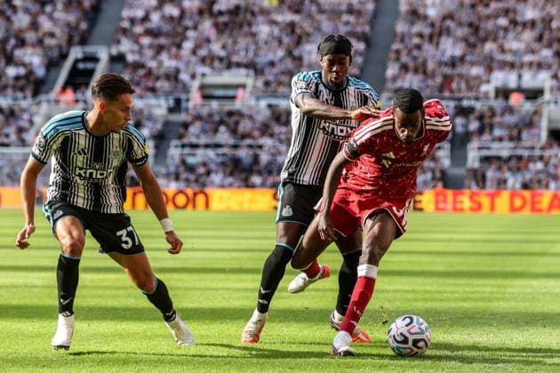 Newcastle United v Liverpool - Premier League 2026 27 Alexander Isak of Liverpool holds off Anthony Elanga of Newcastle United during the Premier League match between Newcastle United and Liverpool at St. James s Park in Newcastle, United Kingdom, on August 23, 2026. Newcastle Tyne and Wear United Kingdom  Copyright: xNewsxImagesx originalFilename:cosgrove-premierl260823_npuhX.jpg