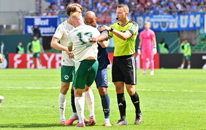 23.08.2026 - Fussball - Saison 2026 2027 - DFB Pokal Vereinspokal - 01. Runde: SpVgg Greuther Fürth ( Kleeblatt ) - VfL Bochum - Sportfoto Zink MeZi - xmexzix - regulations prohibit any use of photographs as image sequences and or quasi-video - Rangelei Streit Diskussion Paul Will (13, SpVgg Greuther Fürth ) Jean Manuel Mbom (8, VfL Bochum ) Florian Lechner (Schiedsrichter) *** August 23, 2026 Soccer Season 2026–2027 DFB Cup Club Cup First Round SpVgg Greuther Fürth Kleeblatt vs. VfL Bochum Sports photo by Zink MeZi xmexzix. Regulations prohibit any use of photographs as image sequences and or quasi-video. RankArgument, Dispute, Discussion: Paul Will (13), SpVgg Greuther Fürth; Jean Manuel Mbom (8), VfL Bochum; Florian Lechner, Referee