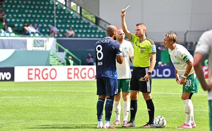 23.08.2026 - Fussball - Saison 2026 2027 - DFB Pokal Vereinspokal - 01. Runde: SpVgg Greuther Fürth ( Kleeblatt ) - VfL Bochum - Sportfoto Zink MeZi - xmexzix - regulations prohibit any use of photographs as image sequences and or quasi-video - Florian Lechner (Schiedsrichter) zeigt Jean Manuel Mbom (8, VfL Bochum ) und Paul Will (13, SpVgg Greuther Fürth ) gelbe Karte Gelb *** August 23, 2026 Soccer Season 2026–2027 DFB Cup Club Cup First Round SpVgg Greuther Fürth Kleeblatt vs. VfL Bochum Sports photo by Zink MeZi xmexzix; regulations prohibit any use of photographs as image sequences and or quasi-video. Florian Lechner, the referee, shows Jean Manuel Mbom (8), VfL Bochum, and Paul Will (13), SpVgg Greuther Fürth, yellow cards. Yellow