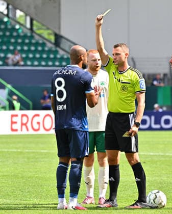 23.08.2026 - Fussball - Saison 2026 2027 - DFB Pokal Vereinspokal - 01. Runde: SpVgg Greuther Fürth ( Kleeblatt ) - VfL Bochum - Sportfoto Zink MeZi - xmexzix - regulations prohibit any use of photographs as image sequences and or quasi-video - Florian Lechner (Schiedsrichter) zeigt Jean Manuel Mbom (8, VfL Bochum ) Paul Will (13, SpVgg Greuther Fürth ) gelbe Karte Gelb *** August 23, 2026 Soccer Season 2026–2027 DFB Cup Club Cup First Round SpVgg Greuther Fürth Kleeblatt vs. VfL Bochum Sports photo by Zink MeZi xmexzix; regulations prohibit any use of photographs as image sequences and or quasi-video. Florian Lechner, the referee, shows Jean Manuel Mbom (8, VfL Bochum) and Paul Will (13, SpVgg Greuther Fürth) a yellow card. Yellow