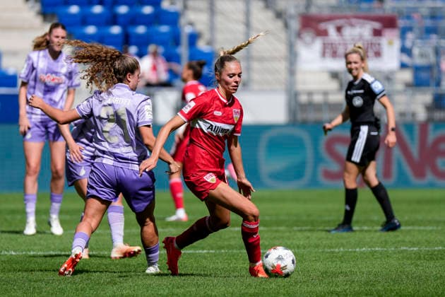v.li.: Laia Martret Jimenez (TSG, 21), Janina Hechler (VfB, 16), Zweikampf, Spielszene, Duell, duel, tackle, tackling, Dynamik, Action, Aktion, 23.08.2026, Sinsheim (Deutschland), Fussball, Google Pixel Frauen-Bundesliga, TSG 1899 Hoffenheim - VfB Stuttgart, DFB DFL REGULATIONS PROHIBIT ANY USE OF PHOTOGRAPHS AS IMAGE SEQUENCES AND OR QUASI-VIDEO. *** v li Laia Martret Jimenez TSG, 21, Janina Hechler VfB, 16, tackle, game scene, duel, tackle, tackling, dynamics, action, 08 23 2026, Sinsheim, Germany, soccer, Google Pixel Women’s Bundesliga, TSG 1899 Hoffenheim vs. VfB Stuttgart, DFB and DFL regulations prohibit any use of photographs as image sequences and or quasi-video xozx