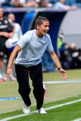 Eva-Maria Virsinger (Cheftrainerin, Trainerin, TSG), gibt Anweisungen, gestikuliert, mit den Armen gestikulieren, Freisteller, Ganzkörper, Einzelbild, Einzelfoto, Aktion, Action, am Spielfeldrand, an der Seitenauslinie, 23.08.2026, Sinsheim (Deutschland), Fussball, Google Pixel Frauen-Bundesliga, TSG 1899 Hoffenheim - VfB Stuttgart, DFB DFL REGULATIONS PROHIBIT ANY USE OF PHOTOGRAPHS AS IMAGE SEQUENCES AND OR QUASI-VIDEO. *** Eva Maria Virsinger Head Coach, Coach, TSG, giving instructions, gesturing, gesturing with her arms, cutout, full body, single image, single photo, action, on the sideline, at the sideline, August 23, 2026, Sinsheim, Germany, soccer, Google Pixel Women’s Bundesliga, TSG 1899 Hoffenheim vs. VfB Stuttgart, DFB and DFL regulations prohibit any use of photographs as image sequences and or quasi-video xozx