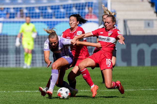 v.li.: Martine Trollsas Fenger (TSG, 15), Chantal Hagel (VfB, 6), Janina Hechler (VfB, 16), Zweikampf, Spielszene, Duell, duel, tackle, tackling, Dynamik, Action, Aktion, 23.08.2026, Sinsheim (Deutschland), Fussball, Google Pixel Frauen-Bundesliga, TSG 1899 Hoffenheim - VfB Stuttgart, DFB DFL REGULATIONS PROHIBIT ANY USE OF PHOTOGRAPHS AS IMAGE SEQUENCES AND OR QUASI-VIDEO. *** From left: Martine Trollsas Fenger (TSG), 15, Chantal Hagel (VfB), 6, Janina Hechler (VfB), 16, tackle, game scene, duel, tackle, tackling, dynamic, action, August 23, 2026, Sinsheim, Germany, soccer, Google Pixel Women s Bundesliga, TSG 1899 Hoffenheim vs. VfB Stuttgart, DFB and DFL regulations prohibit any use of photographs as image sequences and or quasi-video xozx