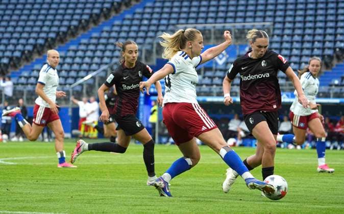Foto : Nikola KARCZEWSKA (HSV) beim Torschuss gegen Alina AXTMANN ( rechts , Freiburg ) Fussball Pixel Bundesliga der Frauen 1. Spieltag am So. 23.08.2026 Hamburger SV - SC Freiburg *** Photo: Nikola KARCZEWSKA (HSV) taking a shot on goal against Alina AXTMANN (right), Freiburg. Soccer. Pixel. Women s Bundesliga, Matchday 1, Sunday, August 23, 2026. Hamburger SV vs. SC Freiburg