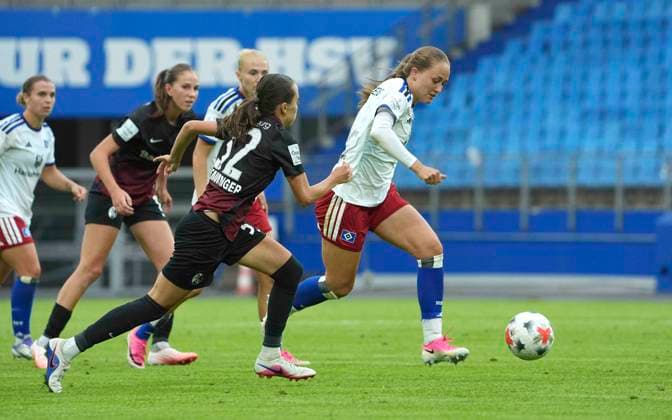 Foto : Camilla Linberg (HSV) gegen Emma MEMMINGER ( Freiburg ) Fussball Pixel Bundesliga der Frauen 1. Spieltag am So. 23.08.2026 Hamburger SV - SC Freiburg *** Photo by Camilla Linberg: HSV vs. Emma MEMMINGER, Freiburg; Soccer; Pixel; Women s Bundesliga; Matchday 1 on Sun, Aug. 23, 2026; Hamburger SV vs. SC Freiburg