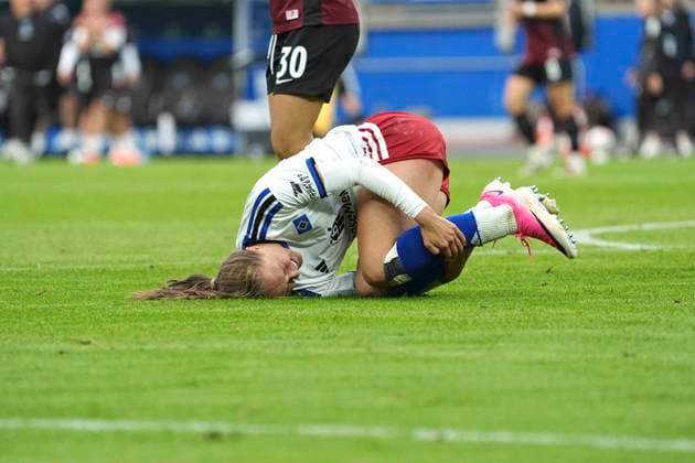 Foto : Camilla Linberg (HSV) kommt zu Fall nach einem Foul von Emma MEMMINGER Fussball Pixel Bundesliga der Frauen 1. Spieltag am So. 23.08.2026 Hamburger SV - SC Freiburg *** Photo by Camilla Linberg: HSV goes down after a foul by Emma MEMMINGER. Soccer Pixel Women s Bundesliga, Matchday 1, Sun, Aug. 23, 2026: Hamburger SV vs. SC Freiburg