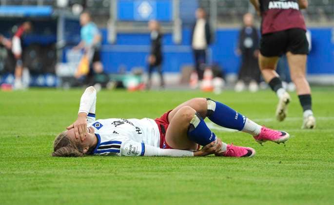 Foto : Camilla Linberg (HSV) kommt zu Fall nach einem Foul von Emma MEMMINGER Fussball Pixel Bundesliga der Frauen 1. Spieltag am So. 23.08.2026 Hamburger SV - SC Freiburg *** Photo by Camilla Linberg: HSV goes down after a foul by Emma MEMMINGER. Soccer Pixel Women s Bundesliga, Matchday 1, Sun, Aug. 23, 2026: Hamburger SV vs. SC Freiburg