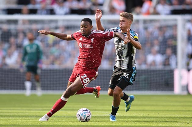 Newcastle United v Liverpool - Premier League 2026 27 Sean Steur of Newcastle United fouls Ryan Gravenberch of Liverpool during the Premier League match between Newcastle United and Liverpool at St. James s Park in Newcastle, on August 23, 2026. Newcastle Tyne and Wear United Kingdom  Copyright: xMIxNewsx originalFilename:fletcher-newcastl260823_nprKg.jpg