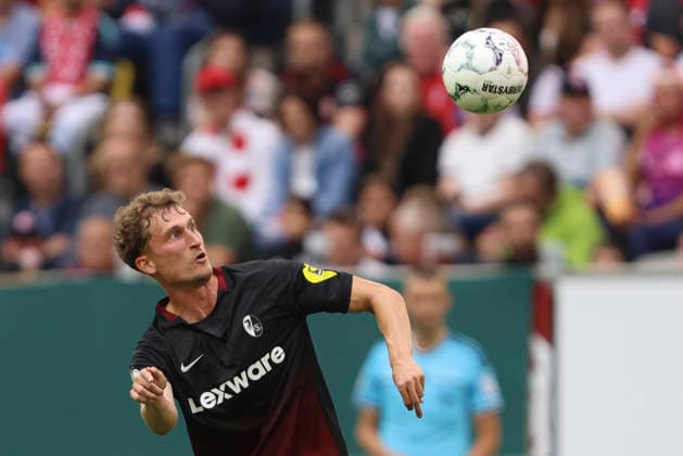 Patrick Osterhage (SC Freiburg) in Aktion, am Ball, Einzelaktion waehrend des Spiels der 1. Runde des DFB-Pokal zwischen Fortuna Duesseldorf und SC Freiburg, Merkur Spiel-Arena am 23. August 2026 in Duesseldorf, Deutschland. (Foto von Oliver Kaelke DeFodi Images) +++ Patrick Osterhage (SC Freiburg) controls the ball during the 1st round match of the DFB-Pokal between Fortuna Duesseldorf and SC Freiburg at Merkur Spiel-Arena on August 23, 2026 in Dusseldorf, Germany. (Photo by Oliver Kaelke DeFodi Images) DFB DFL REGULATIONS PROHIBIT ANY USE OF PHOTOGRAPHS AS IMAGE SEQUENCES AND OR QUASI-VIDEO. (Photo by Oliver Kaelke DeFodi Images) - *** Patrick Osterhage of SC Freiburg in action, on the ball, making a solo run during the first-round match of the DFB Cup between Fortuna Düsseldorf and SC Freiburg at the Merkur Spiel Arena on August 23, 2026, in Düsseldorf, Germany. Photo by Oliver Kaelke, DeFodi Images. Patrick Osterhage of SC Freiburg controls the ball during the first-round match of the DFB Cup between Fortuna Düsseldorf and SC Freiburg at Merkur Spiel Arena on August 23, 2026 in Düsseldorf, Germany Photo by Oliver Kaelke DeFodi Images DFB and DFL regulations prohibit any use of photographs as image sequences and or quasi-video Photo by Oliver Kaelke DeFodi Images