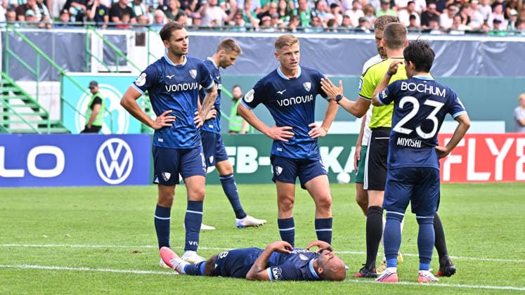23.08.2026 - Fussball - Saison 2026 2027 - DFB Pokal Vereinspokal - 01. Runde: SpVgg Greuther Fürth ( Kleeblatt ) - VfL Bochum - Sportfoto Zink MeZi - xmexzix - regulations prohibit any use of photographs as image sequences and or quasi-video - Jean Manuel Mbom (8, VfL Bochum ) verletzt Verletzung angeschlagen am Boden *** August 23, 2026 Soccer Season 2026–2027 DFB Cup Club Cup First Round SpVgg Greuther Fürth Kleeblatt vs. VfL Bochum Sports photo by Zink MeZi xmexzix; regulations prohibit any use of photographs as image sequences and or quasi-video. Jean Manuel Mbom 8, VfL Bochum, injured, down on the ground