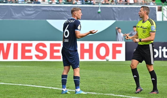 23.08.2026 - Fussball - Saison 2026 2027 - DFB Pokal Vereinspokal - 01. Runde: SpVgg Greuther Fürth ( Kleeblatt ) - VfL Bochum - Sportfoto Zink MeZi - xmexzix - regulations prohibit any use of photographs as image sequences and or quasi-video - Florian Lechner (Schiedsrichter) schickt Enis Cokaj (6, VfL Bochum ) vom Feld *** August 23, 2026 Soccer Season 2026–2027 DFB Cup Club Cup First Round SpVgg Greuther Fürth Kleeblatt vs. VfL Bochum Sports photo by Zink MeZi xmexzix; regulations prohibit any use of photographs as image sequences and or quasi-video. Florian Lechner, the referee, sends Enis Cokaj (No. 6, VfL Bochum) off the field