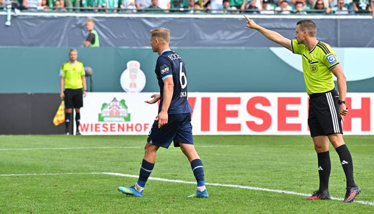 23.08.2026 - Fussball - Saison 2026 2027 - DFB Pokal Vereinspokal - 01. Runde: SpVgg Greuther Fürth ( Kleeblatt ) - VfL Bochum - Sportfoto Zink MeZi - xmexzix - regulations prohibit any use of photographs as image sequences and or quasi-video - Florian Lechner (Schiedsrichter) schickt Enis Cokaj (6, VfL Bochum ) vom Feld *** August 23, 2026 Soccer Season 2026–2027 DFB Cup Club Cup First Round SpVgg Greuther Fürth Kleeblatt vs. VfL Bochum Sports photo by Zink MeZi xmexzix; regulations prohibit any use of photographs as image sequences and or quasi-video. Florian Lechner, the referee, sends Enis Cokaj (No. 6, VfL Bochum) off the field