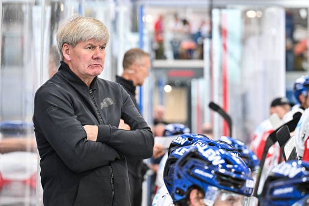 Dolomitencup 2026; Eisbären Berlin - Augsburger Panther; 23.08.2026 NEUMARKT, ITALY - 23. AUGUST: im Bild Bill PETERS Headcoach Augsburger Panther Einzelfoto Freisteller während dem Testspiel zwischen den Eisbären Berlin und den Augsburger Panthern beim Dolomitencup in der Würth Arena Neumarkt *** Dolomites Cup 2026 Eisbären Berlin vs. Augsburger Panther August 23, 2026 NEUMARKT, ITALY, August 23. Pictured: Bill PETERS, head coach of the Augsburger Panther, in a solo photo (cropped) taken during the exhibition game between the Eisbären Berlin and the Augsburger Panther at the Dolomiten Cup in the Würth Arena in Neumarkt Copyright: xBEAUTIFULxSPORTS Goldbergx