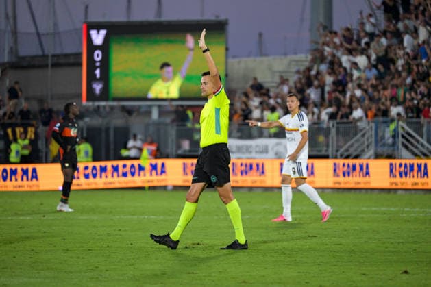 IPA87737562 - The referee for the match, Andrea Rapuano (Rimini chapter), during the Venezia FC vs. US Lecce Italian Serie A soccer match in Venice, Italy, on August 23, 2026  Copyright: xAlessioxMarini IPAxSportx xx 87737562