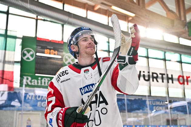 Dolomitencup 2026; Eisbären Berlin - Augsburger Panther; 23.08.2026 NEUMARKT, ITALY - 23. AUGUST: im Bild die Spieler der Panther die sich bei den Fans bedanken nach dem Testspiel zwischen den Eisbären Berlin und den Augsburger Panthern beim Dolomitencup in der Würth Arena Neumarkt - Kyle MAYHEW (Augsburger Panther 27) *** Dolomite Cup 2026 Eisbären Berlin vs. Augsburger Panther August 23, 2026 NEUMARKT, ITALY, August 23. Pictured: The Panther players thanking the fans after the exhibition game between the Eisbären Berlin and the Augsburger Panther at the Dolomiten Cup in the Würth Arena in Neumarkt. Kyle MAYHEW, Augsburger Panther, 27 Copyright: xBEAUTIFULxSPORTS Goldbergx