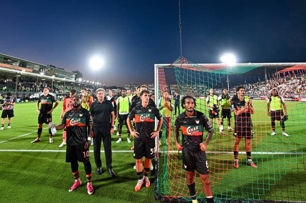 IPA87737876 - Venezia Football Club greets the fans at the end of the match during the Venezia FC vs. US Lecce Serie A soccer game in Venice, Italy, on August 23, 2026  Copyright: xAlessioxMarini IPAxSportx xx 87737876