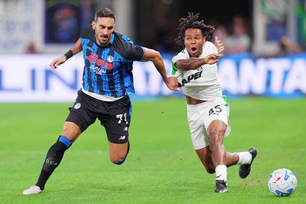 Atalanta s Giacomo Raspadori fights for the ball with Sassulo s Armand Lauriente during the Serie A soccer match between Atalanta and Sassuolo the New Balance Arena in Bergamo, north Italy - Sunday , August 23 , 2026. - Soccer  Copyright: xSpada LaPressex