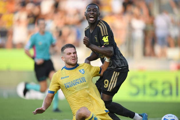 Frosinone Calcio v Juventus - Serie A FROSINONE, ITALY - AUGUST 23 : Gabriele Calvani (L) of Frosinone in action against Randal Kolo Muani (R) of Juventus F C during the Serie A soccer match between Frosinone and Juventus Stadio Benito Stirpe on August 23, 2026 in Frosinone, Italy. Claudio Pasquazi Anadolu Frosinone Italy. Editorial use only. Please get in touch for any other usage.  Copyright: x2026xAnadoluxClaudioxPasquazix