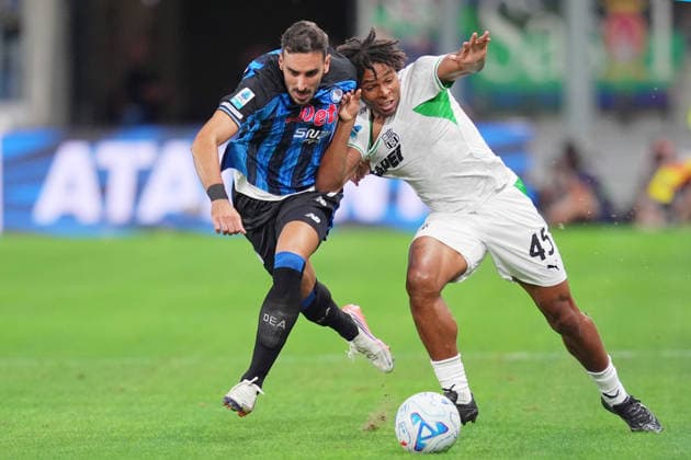 Atalanta s Davide Zappacosta fights for the ball with Sassulo s Armand Lauriente during the Serie A soccer match between Atalanta and Sassuolo the New Balance Arena in Bergamo, north Italy - Sunday , August 23 , 2026. - Soccer  Copyright: xSpada LaPressex